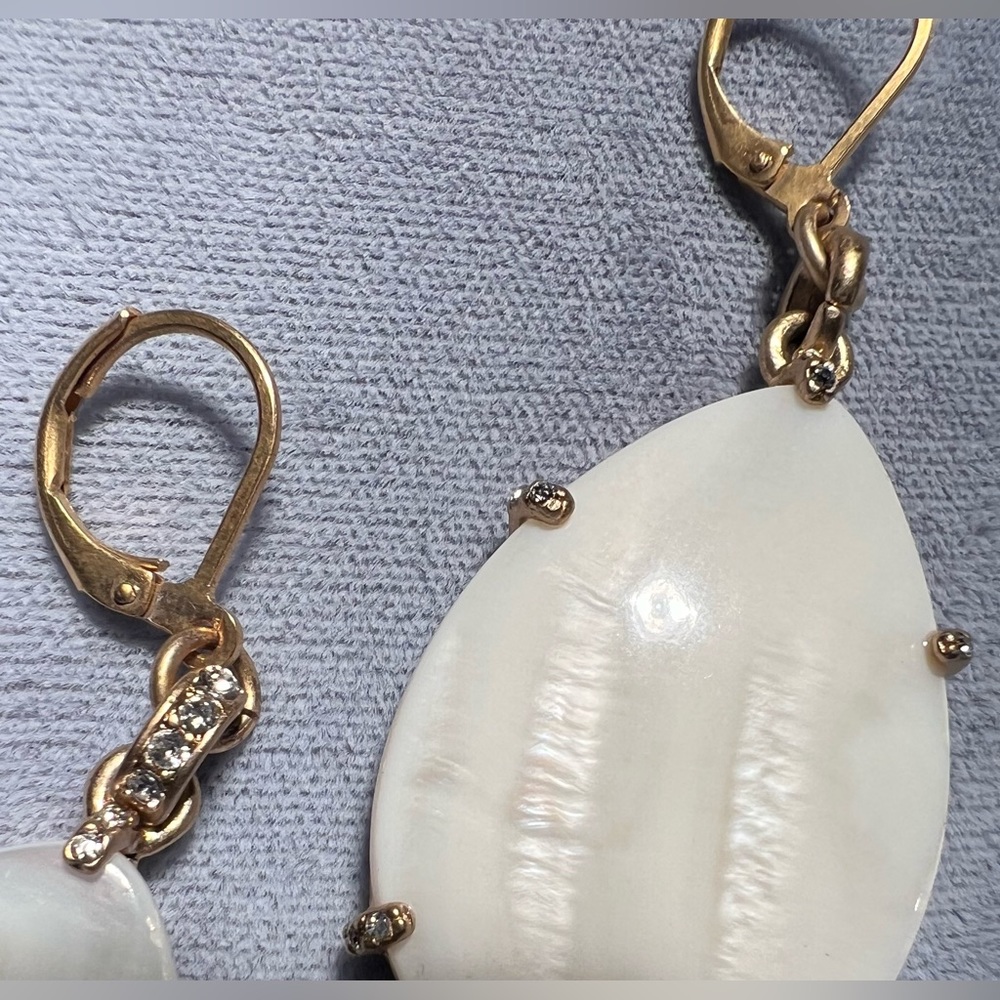 Large and light teardrop Mother of Pearl & Swarovski earrings - Picture 3 of 8